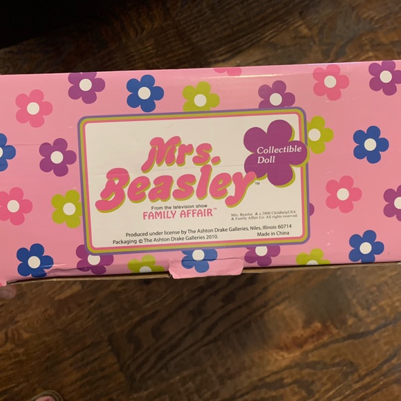 NEW Mrs. Beasley collectible doll from “Family Affair” - Picture 6 of 8